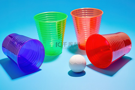 三个塑料杯，同时显示一个球