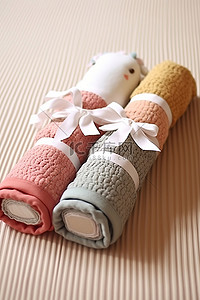 单双人毛巾毯背景图片_可爱的摇铃毯 4 件套，配有天然皮革婴儿