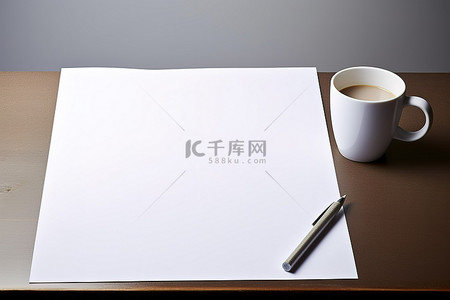 办公纸杯背景图片_未染色的桌子上的空白纸杯笔和纸