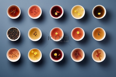 小碗里装着不同种类的茶