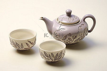 一个茶壶里放着一杯叶子和一个小杯子