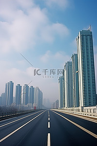 街区围墙背景图片_一条空荡荡的高速公路，穿过两侧都有高楼大厦的城市街区