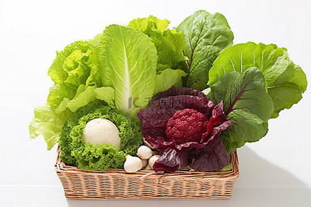 白色表面上装有大量绿叶蔬菜和其他蔬菜的篮子