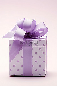 一个带有紫色丝带的空盒子
