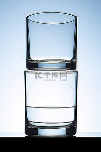 玻璃杯放在有清水的地方