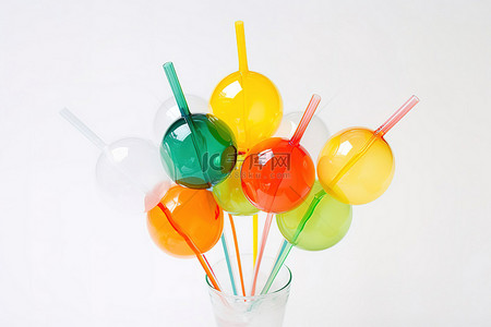 柜台上放着彩色气球和彩色吸管