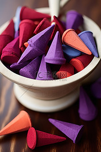 勺子里装满了彩色和紫色的香锥