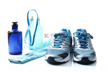 小件物品，包括蓝顶运动鞋和瓶子