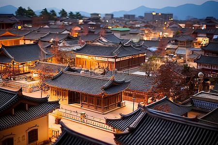 亚洲小镇有红色屋顶和许多彩色建筑