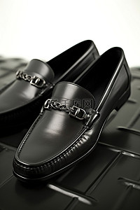 黑色皮革乐福鞋，配有一根黑色大链条