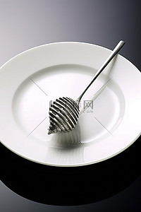 叉子和叉子放在盘子上