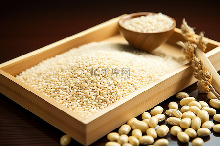 东北大米袋背景图片_木箱中排列的大米和大豆的照片