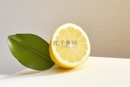 柑橘类水果背景图片_带有柠檬片和叶子的柑橘类水果