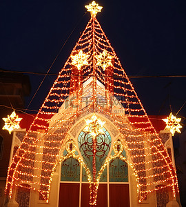 寺庙里的大圣诞树圣诞彩灯