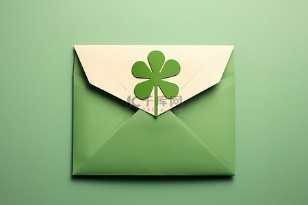 绿色信封背景图片_一个绿色信封，里面有一片三叶草叶