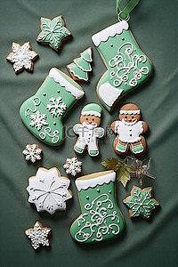 饼干曲奇背景图片_圣诞袜上放着几块圣诞饼干和装饰品