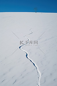 很乱的脚印背景图片_雪的脚印