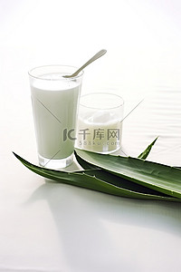 白色玻璃背景图片_芦荟叶汁和牛奶在白色玻璃杯中