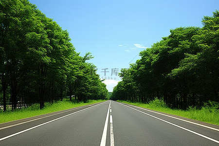 走在乡间的大路上背景图片_一条通往森林蓝线道路的乡间小路