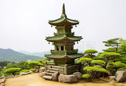 一座古老的宝塔坐落在绿色的山顶上
