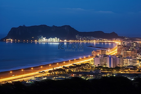 夜晚，日本海岸的灯光亮起