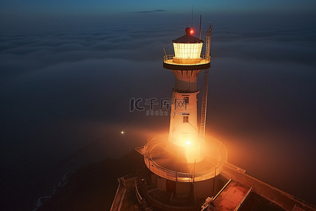 西藏雪山塔尔寺背景图片_一座灯塔在雾中亮起