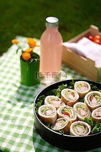 沙拉汁背景图片_装有碗和饮料的容器中的野餐食物