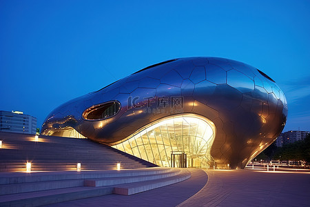 首尔以南夜光下有大圆顶的现代建筑