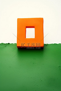 绿色e背景图片_e 位于绿色和橙色正方形的中间，该正方形的形状与其他正方形不同
