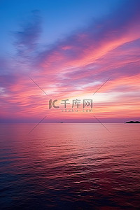 天空、紫色背景图片_海岸蓝色水面上的橙色粉色和紫色日落
