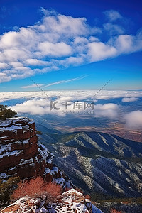 雪山岩石背景图片_犹他州附近的山脉 犹他州，岩石顶上有云