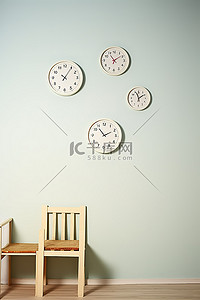 墙上钟表背景图片_一间小儿童房，墙上挂着钟表