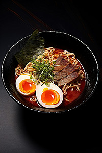 日本拉面汤配牛肉面和鸡蛋