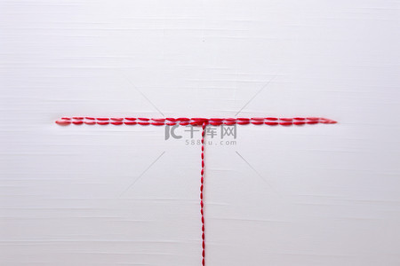 在一些白布上制作一根小红线