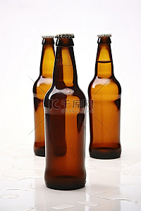白色的玻璃杯背景图片_棕色啤酒瓶和白色垫子上的玻璃杯
