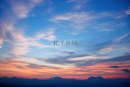 有云背景图片_山中的天空，地平线上有云