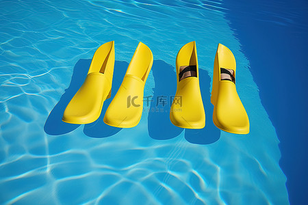 两双黄色脚漂浮在蓝色游泳池水中