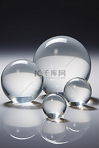 平坦表面上的透明玻璃球