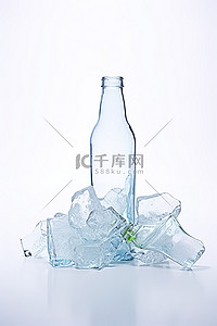 白色背景照片上隔离的瓶子碎片冰和玻璃碎片