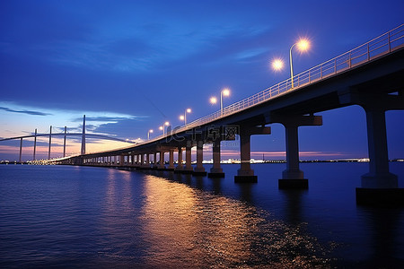 公园桥背景图片_佛罗里达州坦帕湾黄昏的奥林匹克公园桥