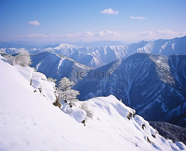 白雪覆盖的山脉和明亮的蓝天下的山脉