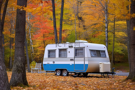 秋天里的枫叶背景图片_秋天颜色的拖车停在森林里