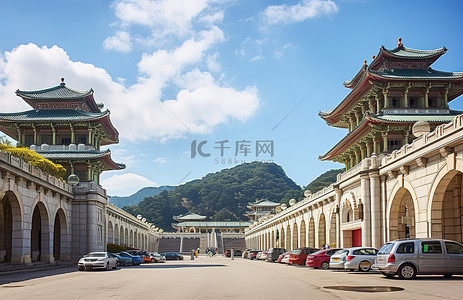 山汽车背景图片_街道旁边有一座大宫殿，周围停满了汽车