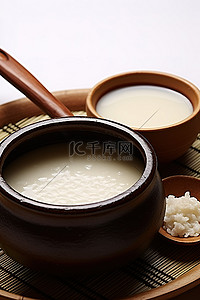 一碗米饭和米汁放在一个带有勺子的容器中
