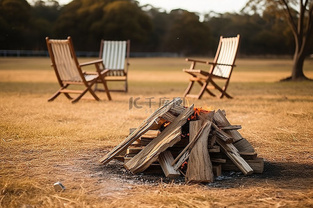 雪中篝火背景图片_草地上的篝火和椅子