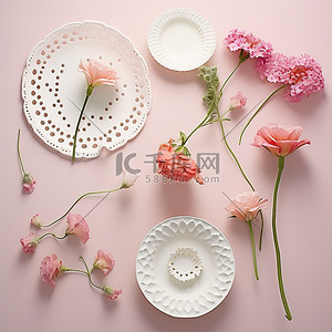 带有圆点板和几朵粉红色花朵的白色盘子