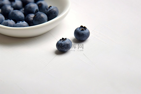 白色桌面上的蓝莓
