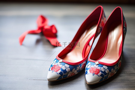 中式蓝红背景图片_红蓝中式婚鞋