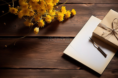 一封带有鲜花和棕色木质背景的信