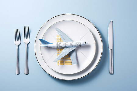 餐盘上有一架飞机，旁边是餐具和刀